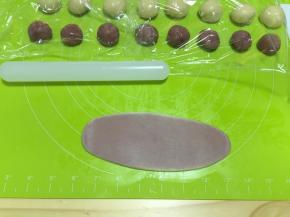 收口面朝下，擀成牛舌状