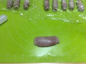 松弛好的面团，按扁