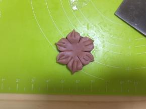 每一瓣之间像里捏好，收尾处稍微整尖