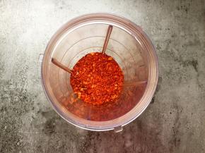 通常买的辣椒面会比较粗，用料理机打细一点。