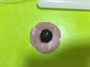 擀成圆形，包入红豆沙