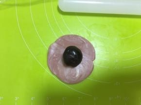 擀成圆形，包入红豆沙
