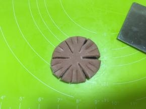 然后每一份中间切两刀短的口子
