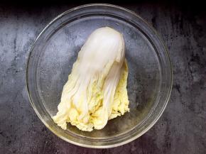 等几个小时后大白菜会变软，出一些水。