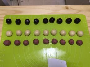 水油皮和油酥分别均分为9份，水油皮一个约20g，油酥一个约13g；红豆沙分为每个20g，揉圆，盖上保鲜膜