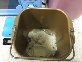 面包机桶取出，先来做水油皮，清水和猪油先倒入面包机桶，倒入中筋面粉，倒入细砂糖，开启和面程序