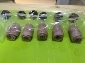 再一次卷起，盖上保鲜膜，再次松弛15分钟