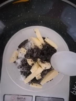 黑芝麻粉，白砂糖，黄油，放入一个干燥的碗中。