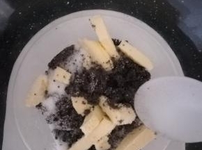 黑芝麻粉，白砂糖，黄油，放入一个干燥的碗中。