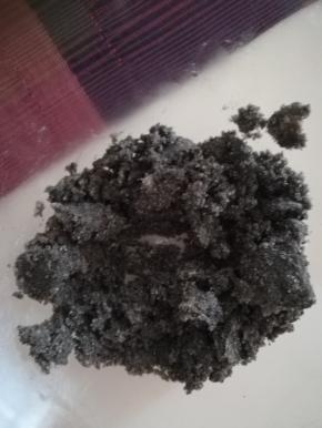 搅拌均匀。黑芝麻粉成团。