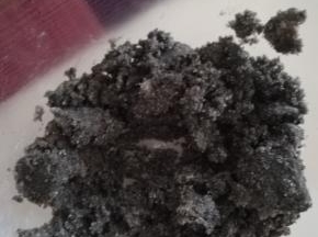 搅拌均匀。黑芝麻粉成团。