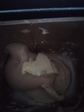 面团和好之后，加入黄油。再次启动和面程序。揉面团出薄膜。