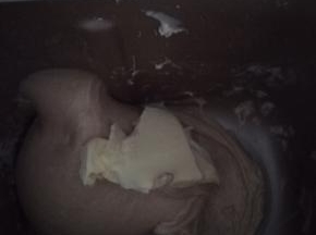 面团和好之后，加入黄油。再次启动和面程序。揉面团出薄膜。