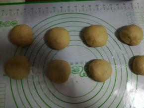把面团平均的分成八份。其中一份留着做耳朵和尾巴。
