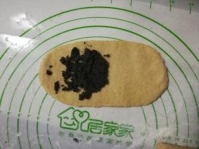 放入一半的馅料。