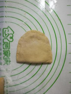 然后对折捏合。