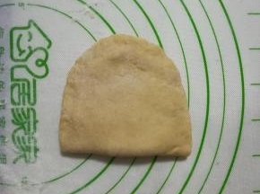 然后对折捏合。