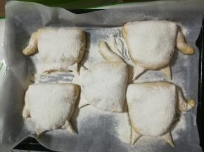 发酵好的面团放入预热过的烤箱，150℃烤20分钟即可。