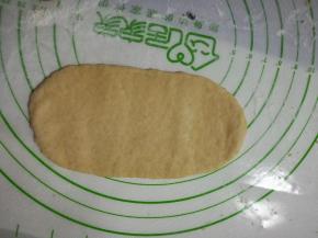 取一份面团用擀面杖擀成椭圆形。
