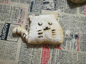 烤好的面包稍微冷却，用热巧克力画出眼睛，鼻子和胡须即可。