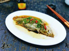 鱼熟，汁浓，装入盘中。