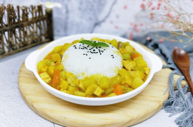 咖喱胡萝卜土豆鸡肉饭