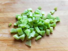 莴笋去皮切丁。