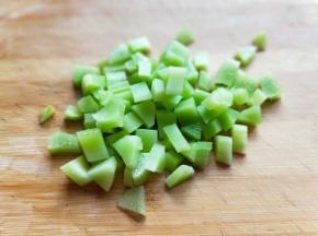 莴笋去皮切丁。