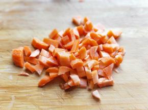 胡萝卜去皮切丁。