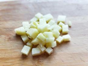 土豆去皮切丁。