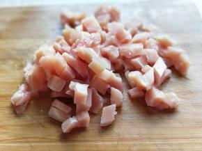 鸡胸肉洗干净，切片再切丁。