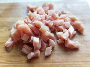 鸡胸肉洗干净，切片再切丁。