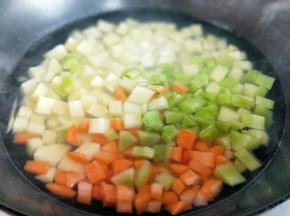 将蔬菜丁焯水，锅中加入清水后，下入蔬菜丁，大火烧开。