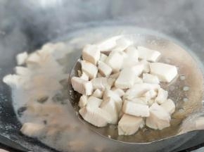 鸡胸肉焯水，冷水入锅大火烧开捞出。