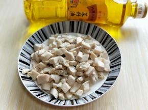 捞出后冷水反复冲洗，将鸡胸肉上的杂质冲洗干净。