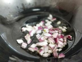 起油锅，加入切好的洋葱煸炒。