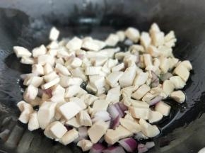 加入鸡胸肉丁。