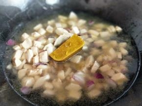 加入咖喱块，大火烧开。