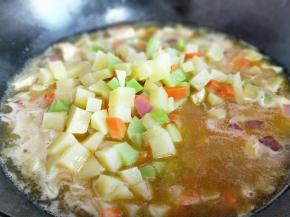 烧开后，咖喱融化，加入蔬菜丁。