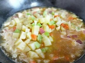 烧开后，咖喱融化，加入蔬菜丁。