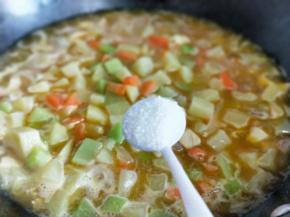 加入盐，盖上盖子，烧开后转中火10分钟即可。