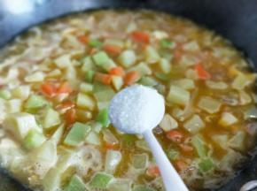 加入盐，盖上盖子，烧开后转中火10分钟即可。