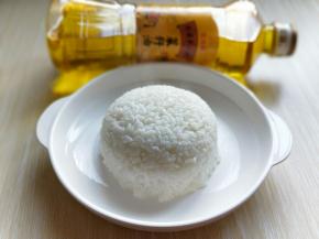 一碗米饭，倒扣再盘子里。