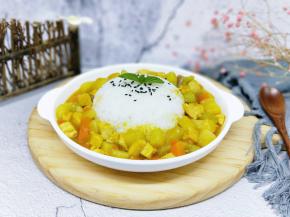 再将咖喱菜蔬丁浇在米饭周边即可。