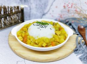 再将咖喱菜蔬丁浇在米饭周边即可。