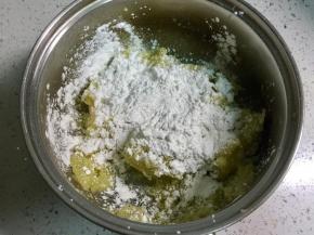 加入淀粉，混合均匀。