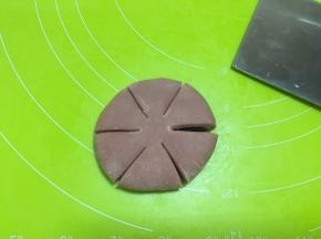 按扁，然后先均分为6份，注意中间不要切断