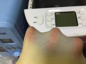 揉到面团可以拉出薄膜，再次滚圆面团，包上保鲜膜备用