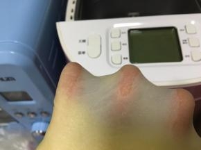 揉到面团可以拉出薄膜，再次滚圆面团，包上保鲜膜备用