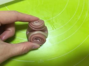 松弛好的面卷，取一个从中间对折一下